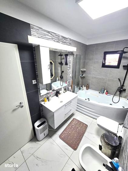 Casă cu 5 camere cu Teren 544 Mp în Central