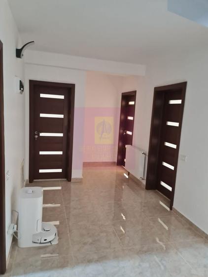 Casă individuală cu 5 camere decomandat cu Canalizare în Central