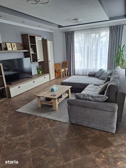 Casă cu 5 camere cu Teren 688 Mp în Central