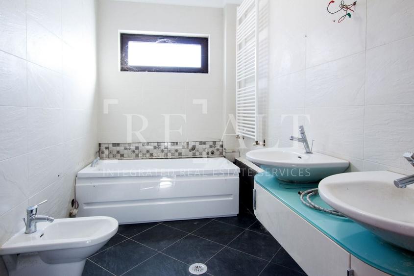 Casă individuală cu 7 camere cu Canalizare în Pipera