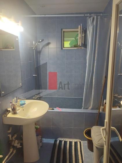 Apartament cu 3 camere semidecomandat, mobilat în Alexandru Obregia