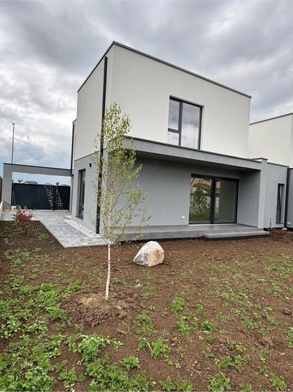 Casă cu 5 camere cu Teren 372 Mp în Dumbrăvița