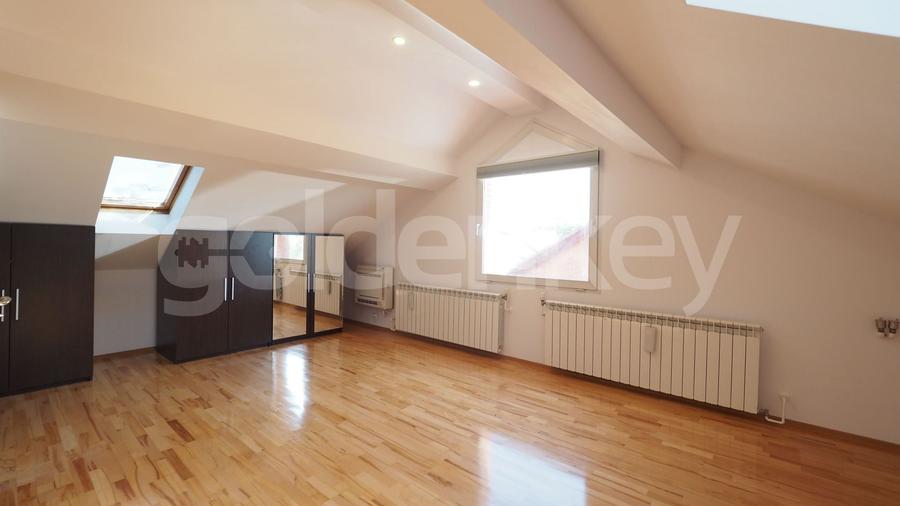 Duplex cu 6 camere cu Piscina în Iancu Nicolae