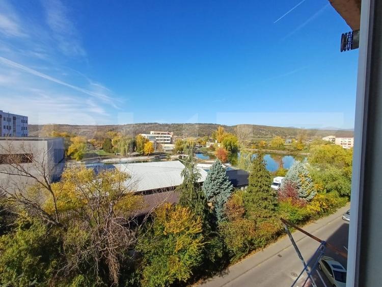 Apartament cu 3 camere decomandat, mobilat în Debarcader