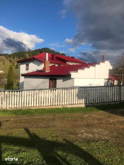 Casă cu 8 camere decomandat cu Teren 3000 Mp în Panaci