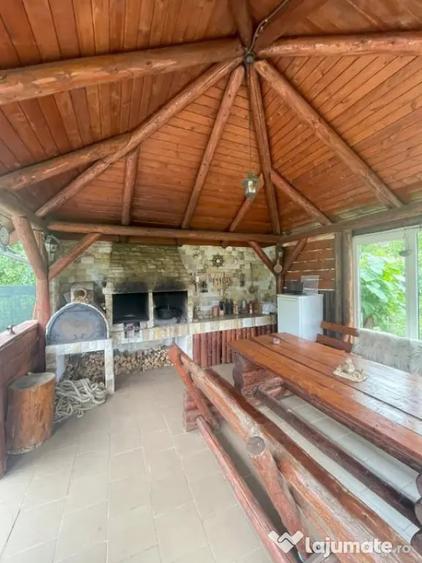 Casă cu 8 camere cu Piscina în Săsar