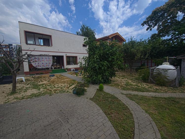 Casă cu 5 camere cu Teren 489 Mp în Carrefour