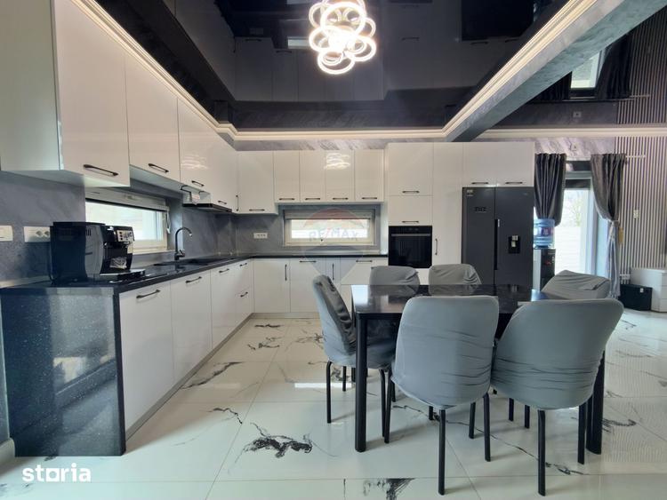 Casă cu 5 camere cu Teren 382 Mp în Zimandu Nou