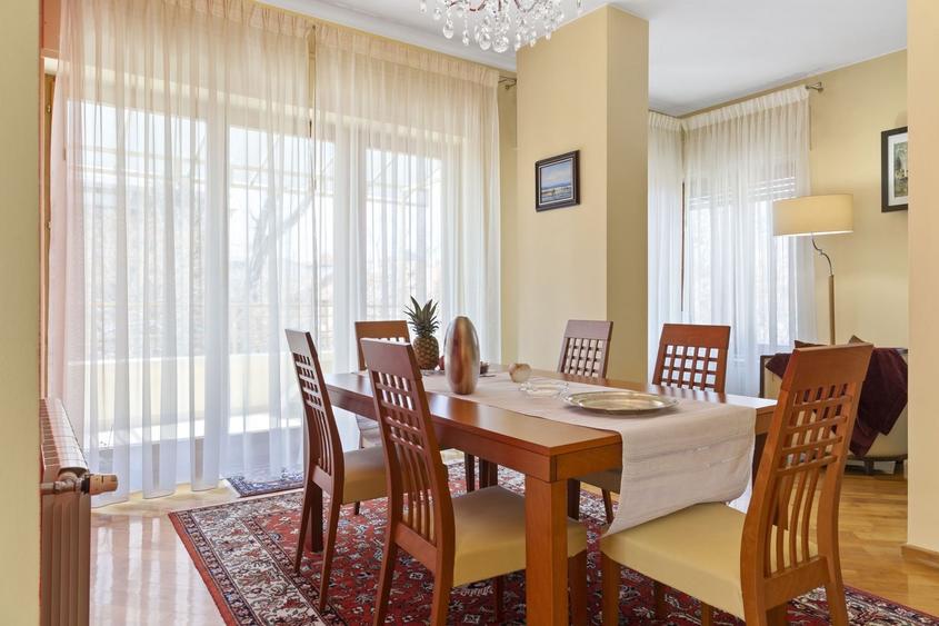 Apartament cu 8 camere semidecomandat, mobilat în Capitale