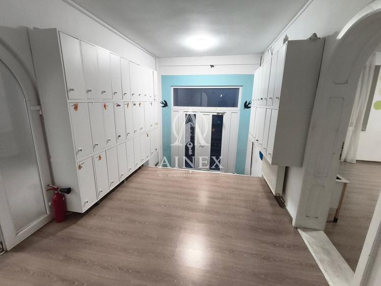 Casă individuală cu 8 camere cu Canalizare în Lipovei