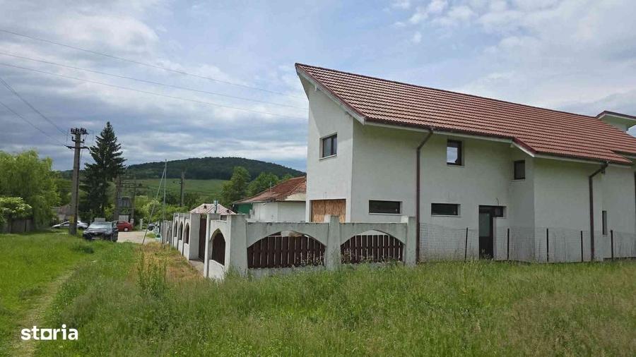 Casă cu 4 camere în Bunești