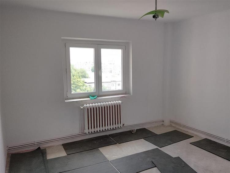 Apartament cu 3 camere semidecomandat în Dacia