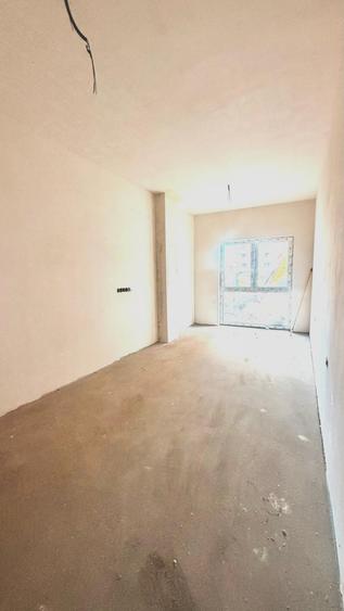 Apartament cu 4 camere semidecomandat în Florești