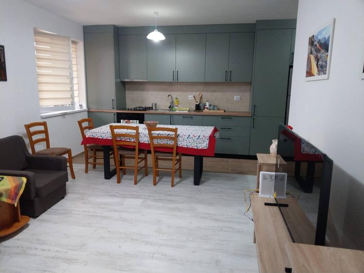 Apartament cu 3 camere decomandat în Florești