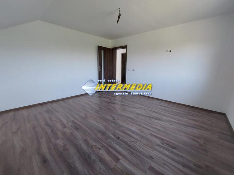 Casă individuală cu 5 camere cu Canalizare în Cetate