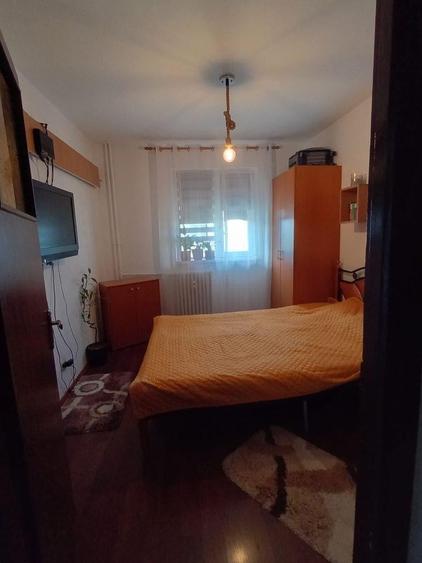 Apartament cu 3 camere semidecomandat, mobilat în Valea Rosie