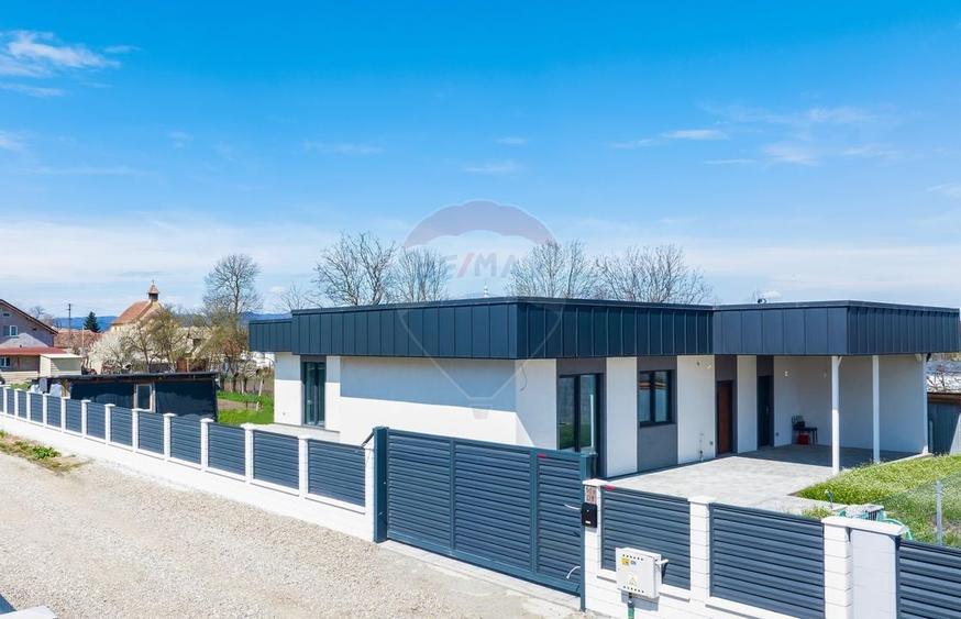 Casă cu 5 camere cu Teren 657 Mp în Hălchiu