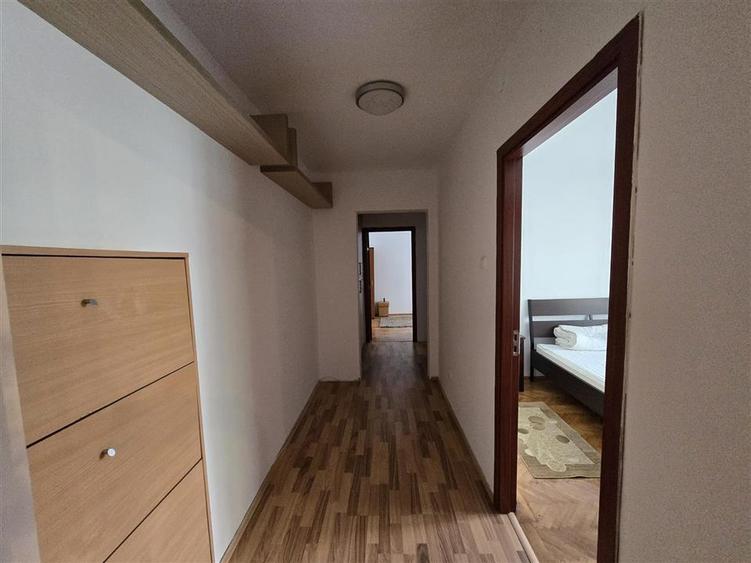Apartament cu 3 camere semidecomandat, mobilat în Est