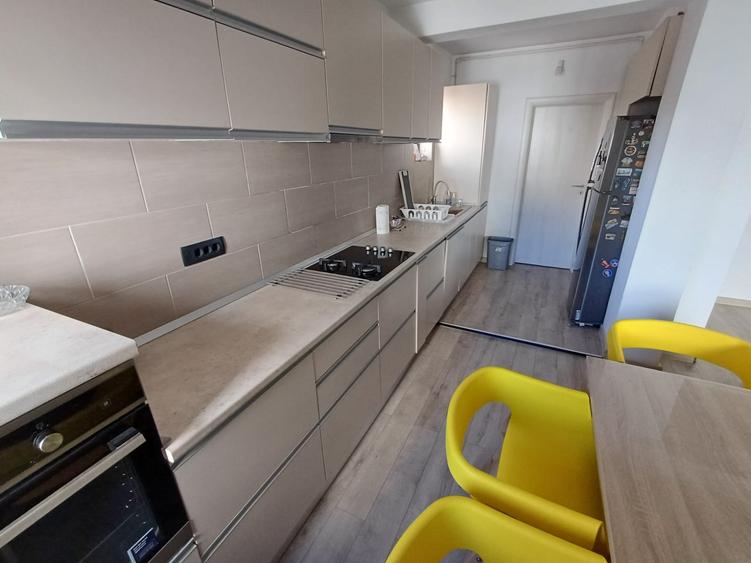 Apartament cu 3 camere semidecomandat în Militari