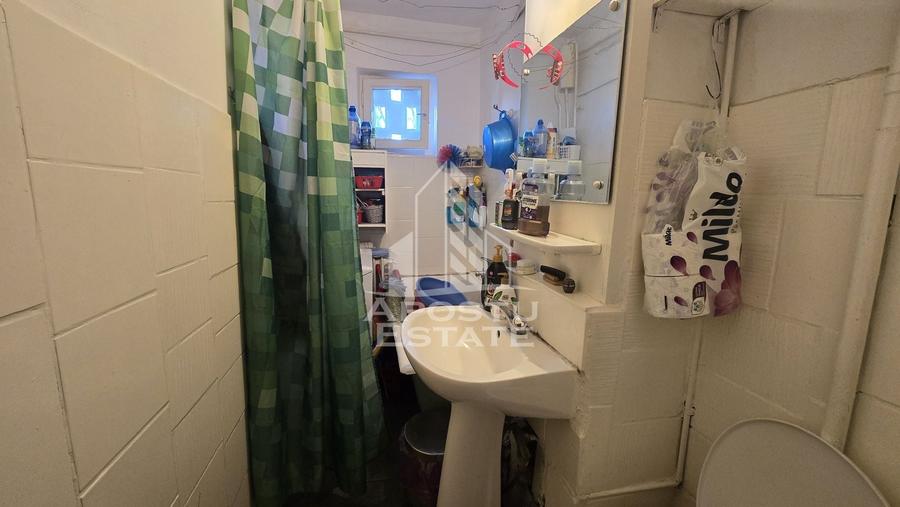 Apartament cu 4 camere semidecomandat în Cetății