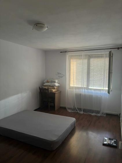 Apartament cu 3 camere decomandat în Pandurilor