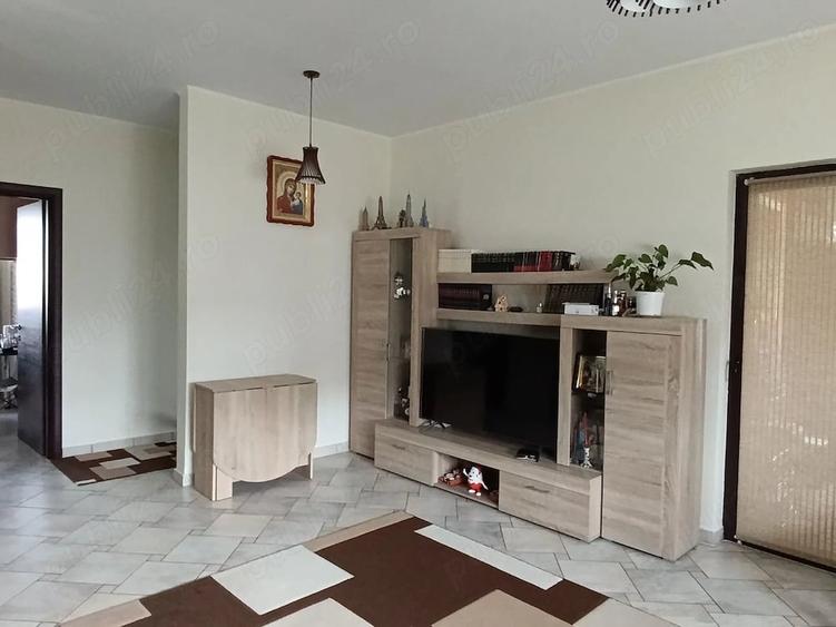 Apartament cu 3 camere decomandat, mobilat în Găvana
