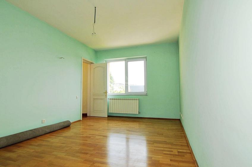 Casă individuală cu 5 camere cu Canalizare în Central
