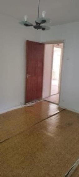 Apartament cu 3 camere semidecomandat în Berceni