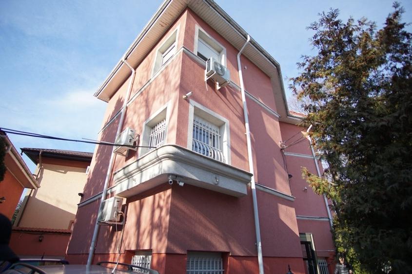 Casă individuală cu 8 camere cu Canalizare în Vatra Luminoasă