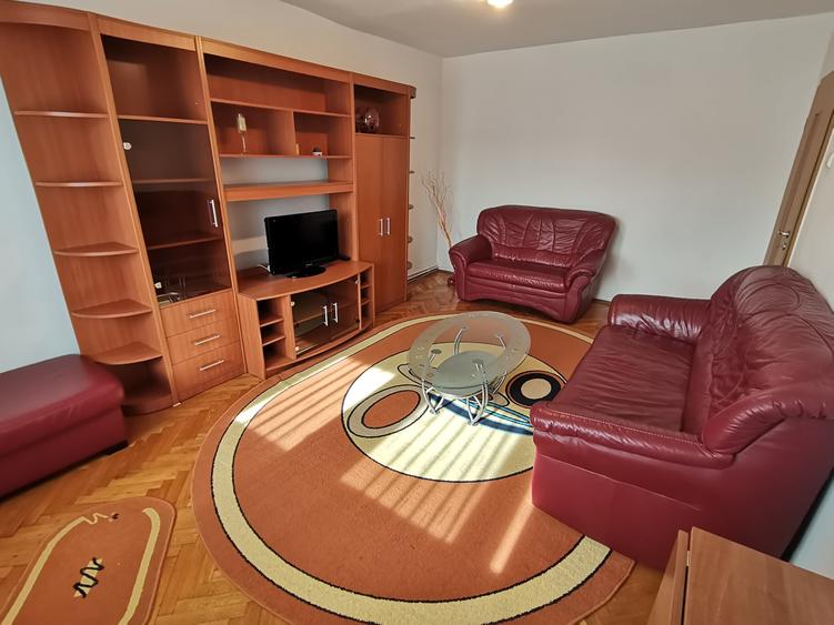 INCHIRIEZ apartament 4 camere decomandat,renovat,zona Strand - 2