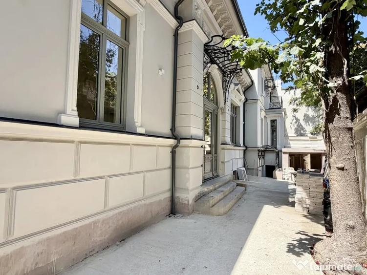 Casă cu 7 camere cu Teren 248 Mp în Romană