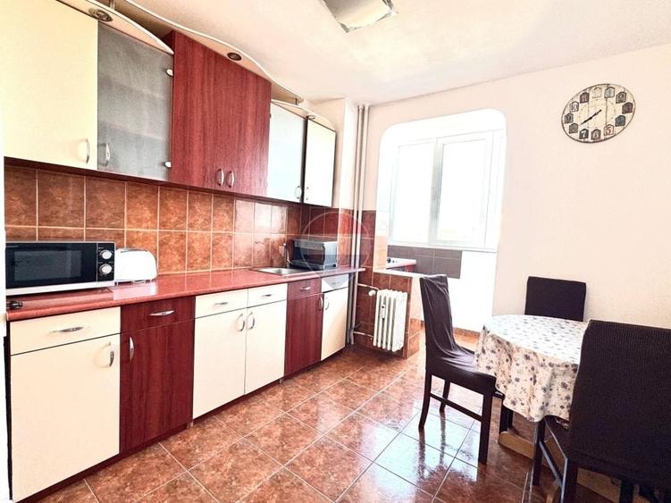 Apartament cu 3 camere semidecomandat, mobilat în Central