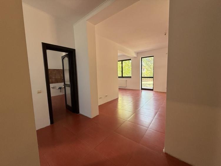 Casă cu 4 camere în Ștefănești
