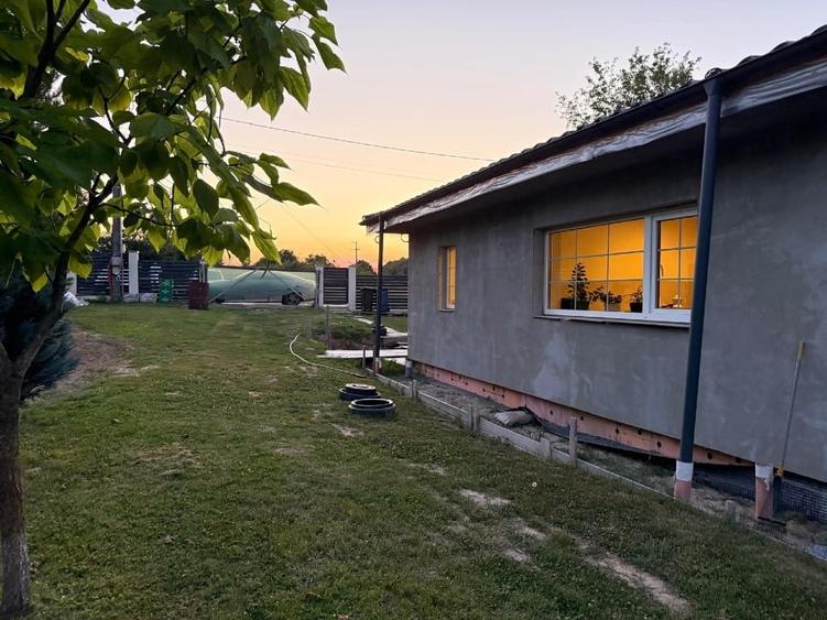 Casă individuală cu 4 camere cu Canalizare în Bucium