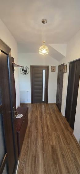 Casă individuală cu 6 camere cu Canalizare în Malu Mare
