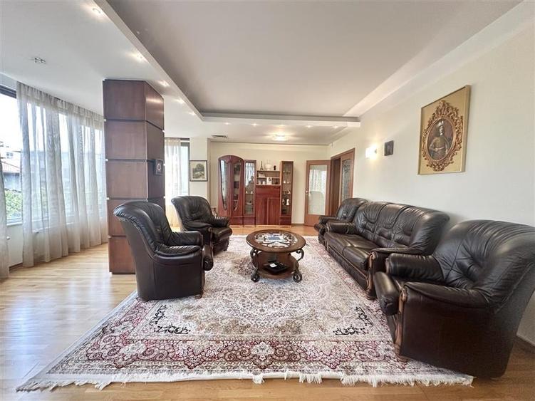 Apartament cu 3 camere decomandat, mobilat în Primăverii