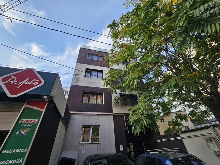 Apartament cu 3 camere semidecomandat în Barbu Văcărescu