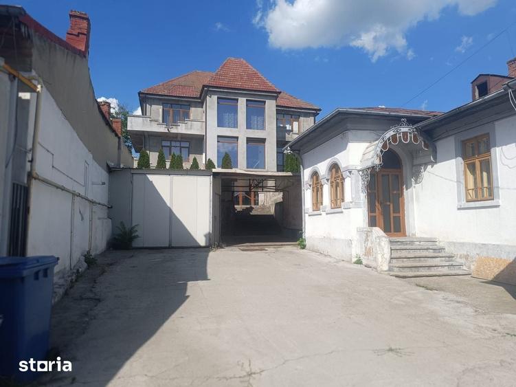 Casă cu 10 camere cu Teren 970 Mp în Calea București