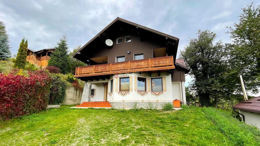 Casă individuală cu 11 camere cu Canalizare în Poiana Mărului