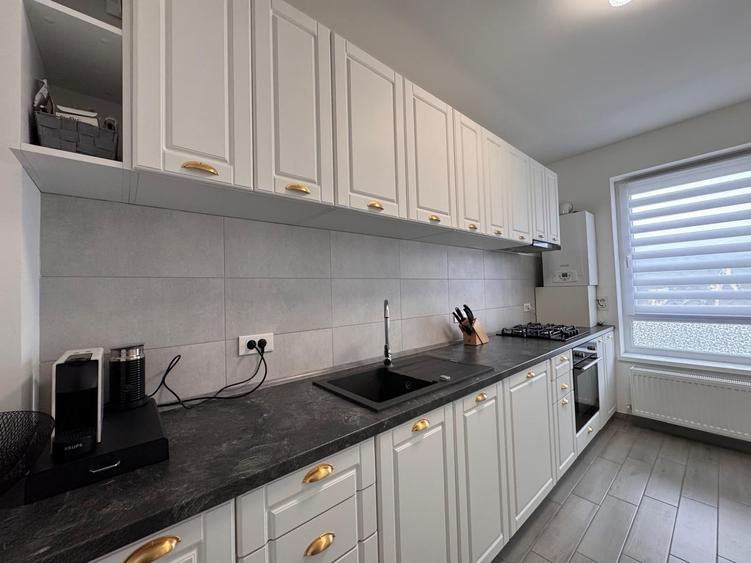 Apartament cu 3 camere decomandat, mobilat în Cristian