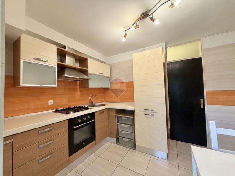 Apartament cu 3 camere decomandat, mobilat în Uverturii