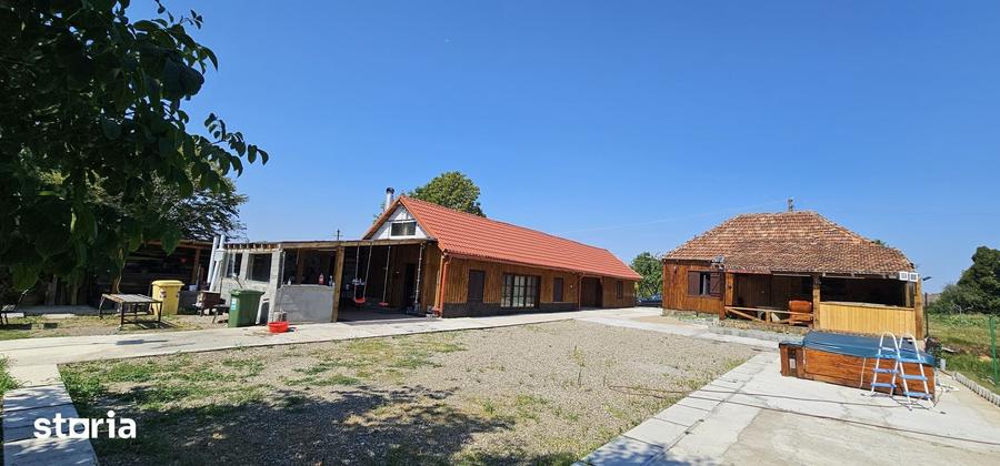 Casă cu 7 camere semidecomandat cu Teren 3900 Mp în Șuncuiuș
