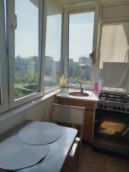 Apartament cu 4 camere semidecomandat, mobilat în Băneasa