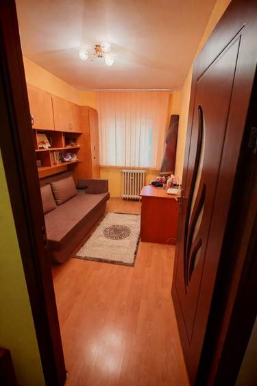 Apartament cu 3 camere decomandat în Crinț