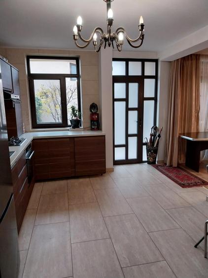 Vanzare proprietate cu doua case si intrari separate curte Giulesti - 8