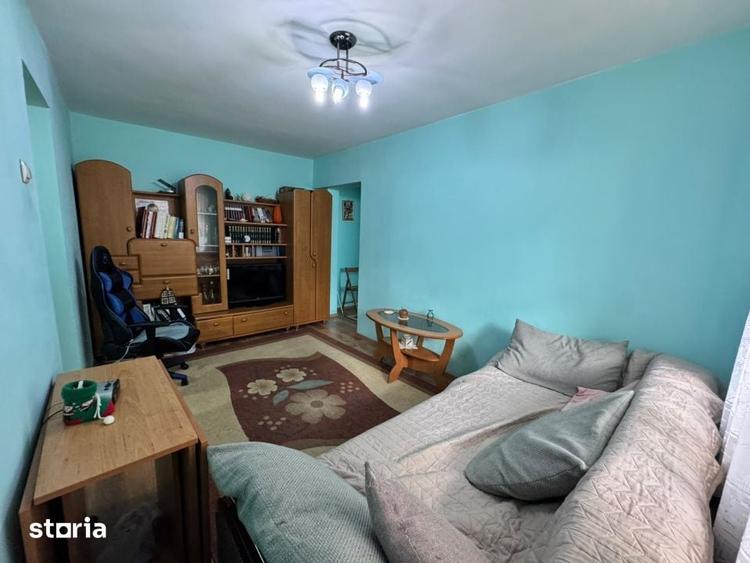 Apartament cu 3 camere semidecomandat în Săsar
