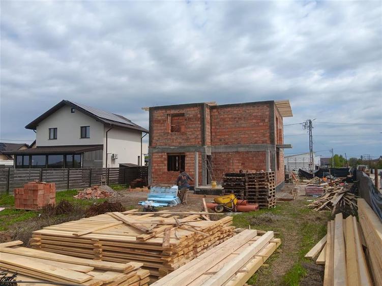 Casă individuală cu 4 camere cu Canalizare în Valea Ursului