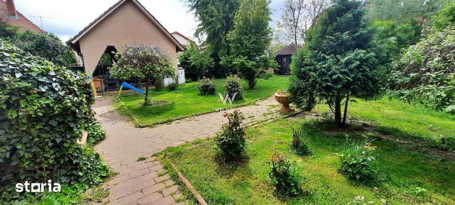 Casă cu 8 camere cu Teren 1000 Mp în Trei Stejari