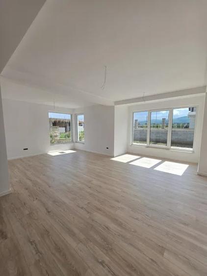 Casă individuală cu 4 camere cu Teren 400 Mp în Periferie