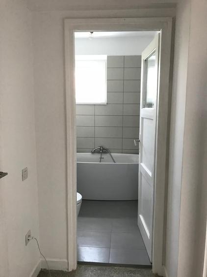 Apartament semidecomandat în Est